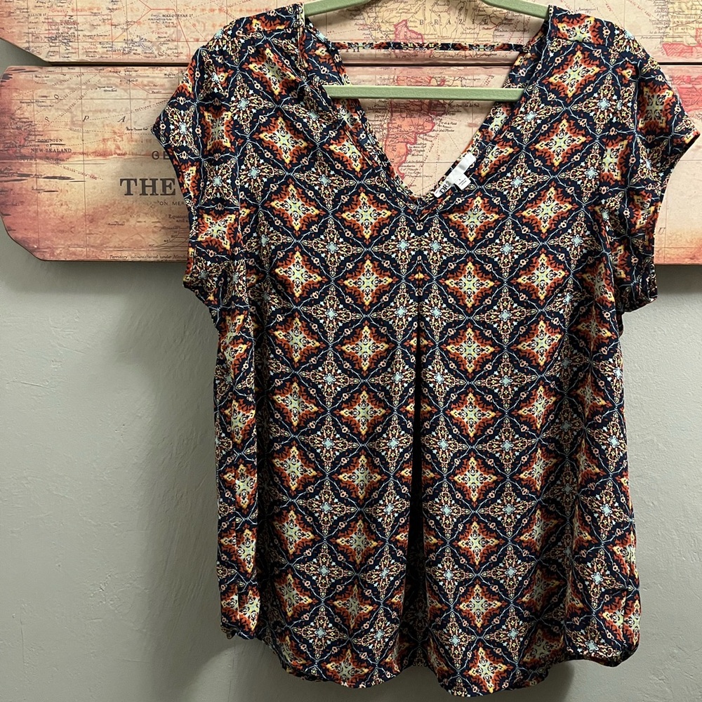 DR2 centre pleated polyester printed blouse w/ v neck + back + thin strap detail